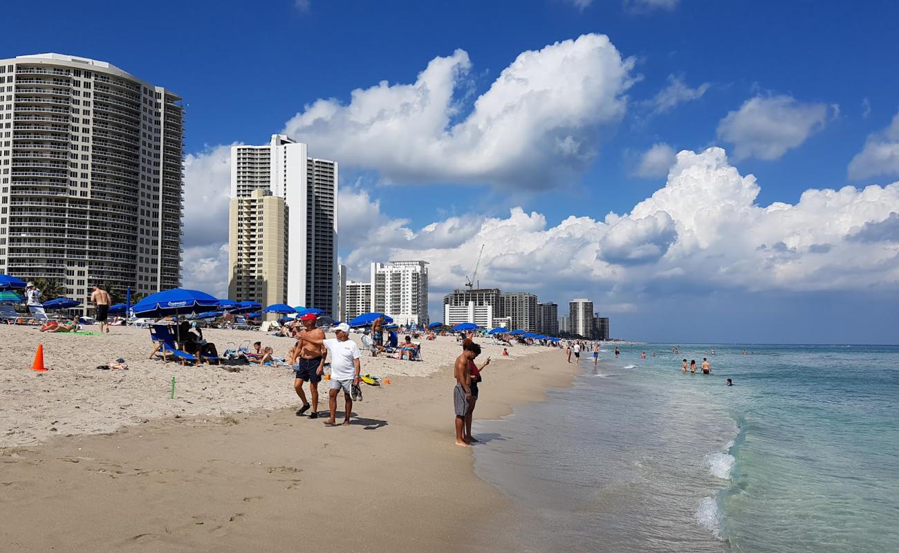 Photo de Riviera beach avec sable lumineux de surface