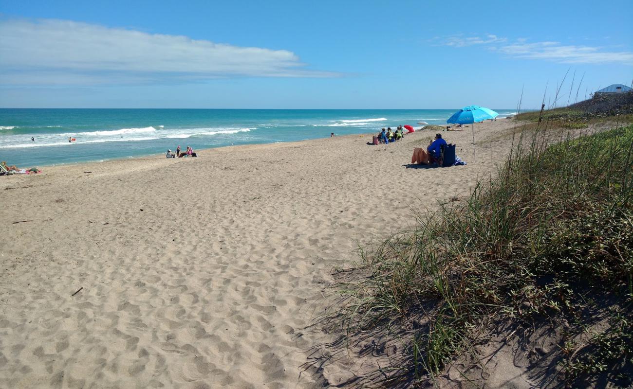 Photo de Stuart Beach avec sable lumineux de surface