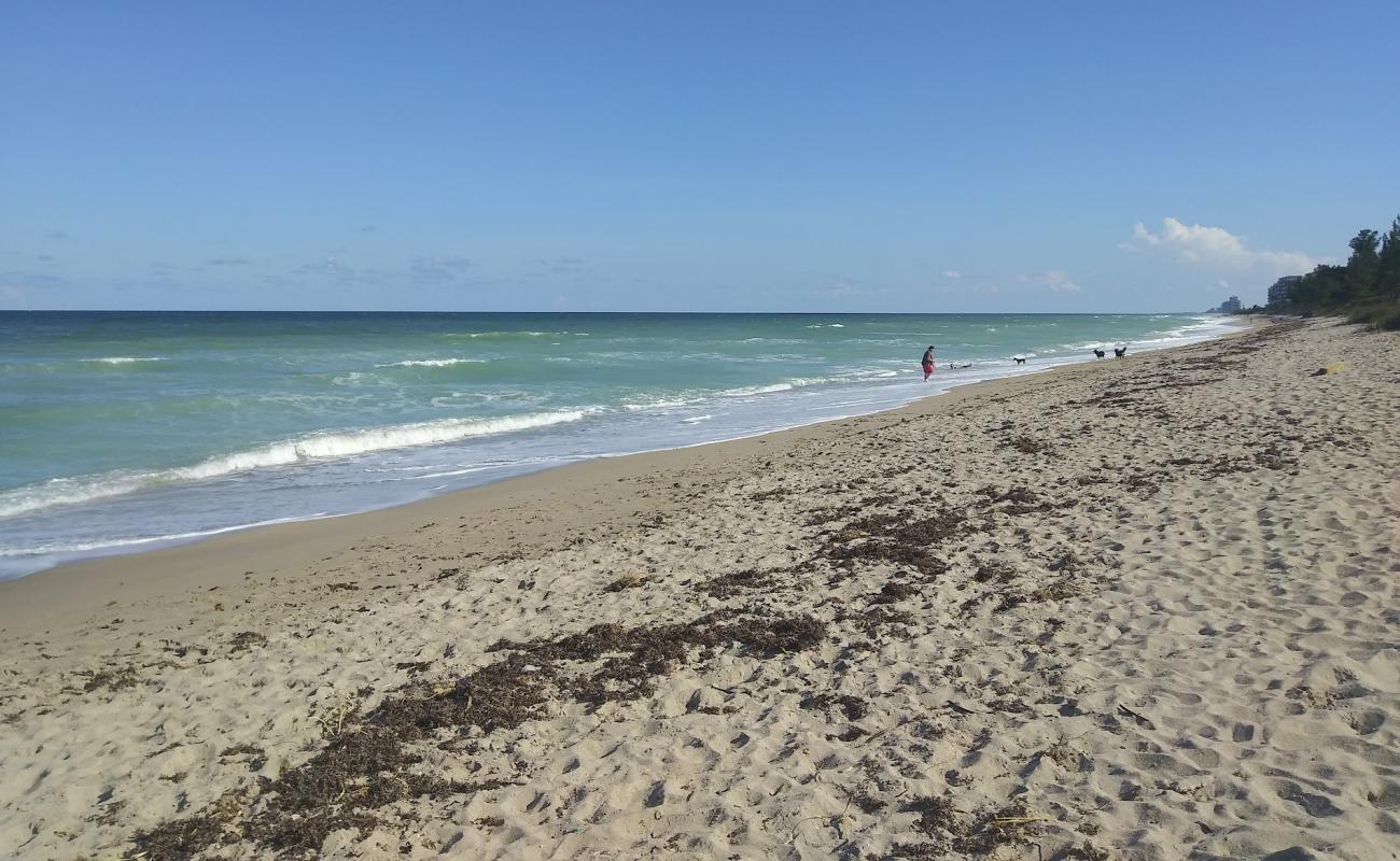 Photo de Walton Rocks beach avec sable lumineux de surface