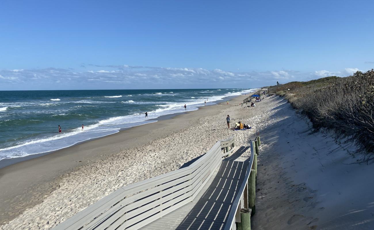 Photo de Coconat point beach avec sable lumineux de surface