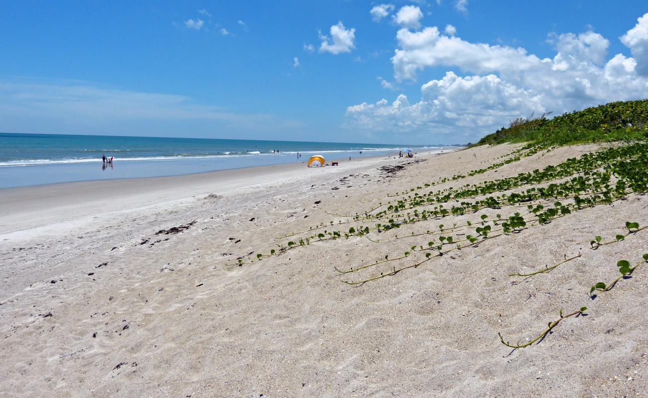 Photo de Hangar's beach avec sable lumineux de surface