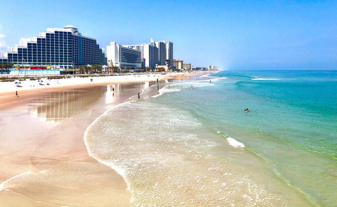 Photo de Daytona beach avec sable fin et lumineux de surface