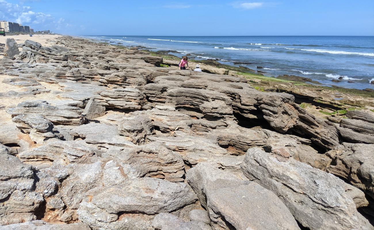 Photo de Flagler beach avec sable brillant et rochers de surface