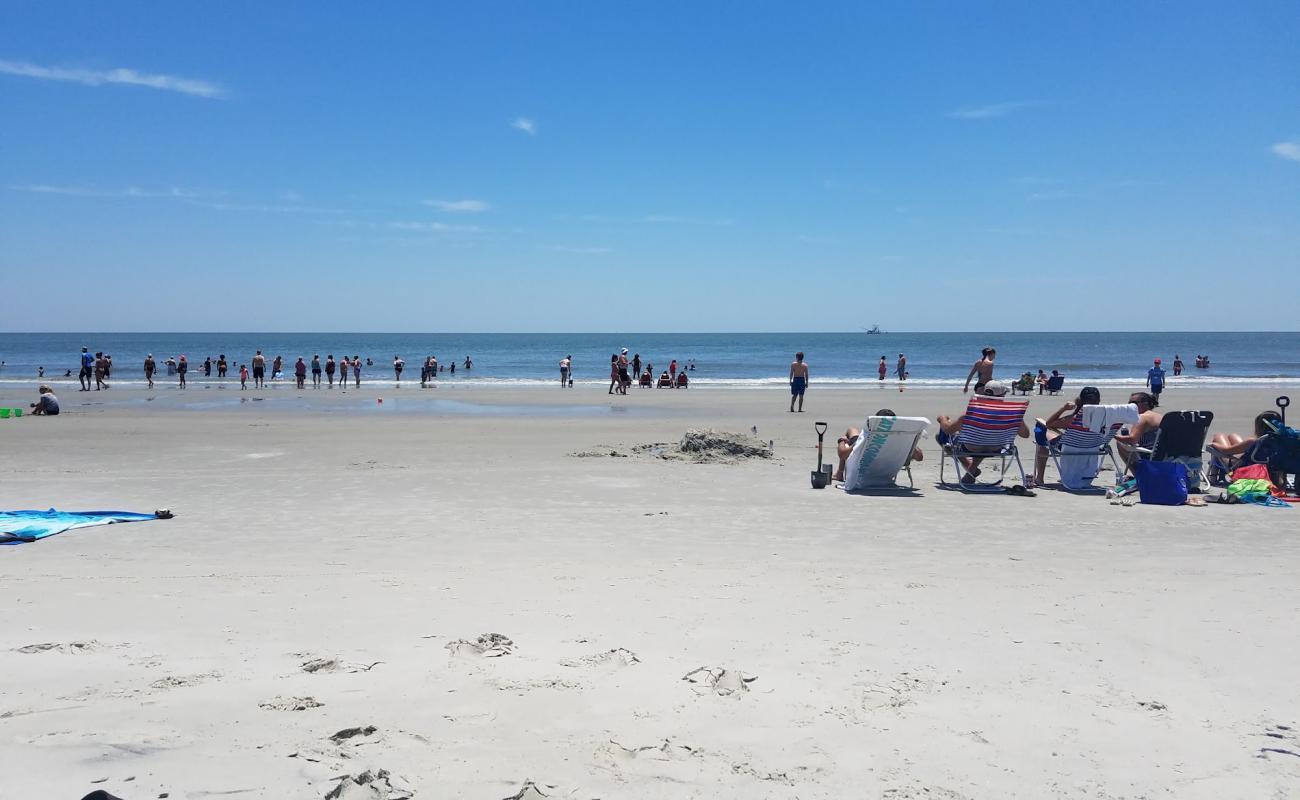 Photo de Burkes beach avec sable lumineux de surface