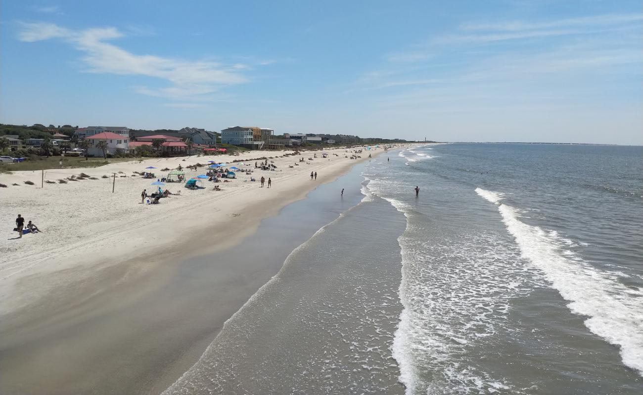 Photo de Oak Island Pier beach avec sable fin et lumineux de surface