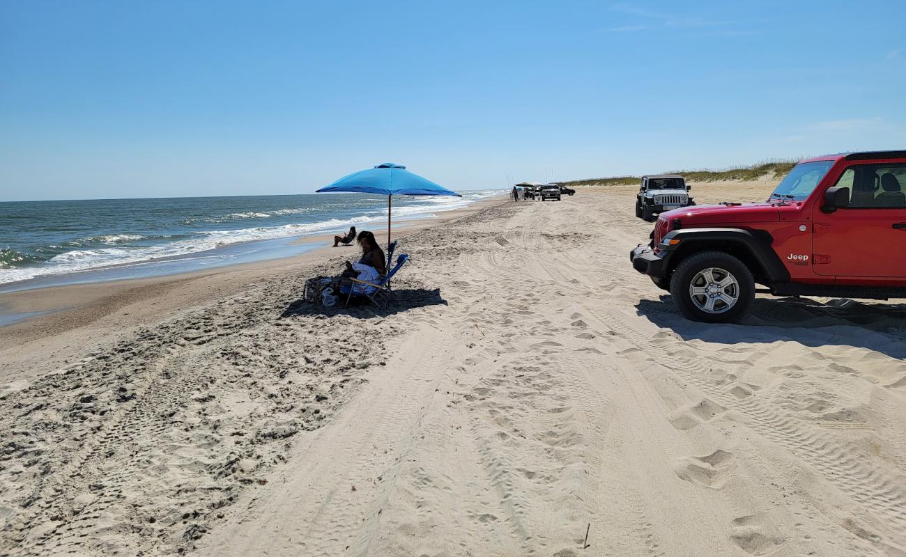 Photo de Fort Fisher beach avec sable fin et lumineux de surface