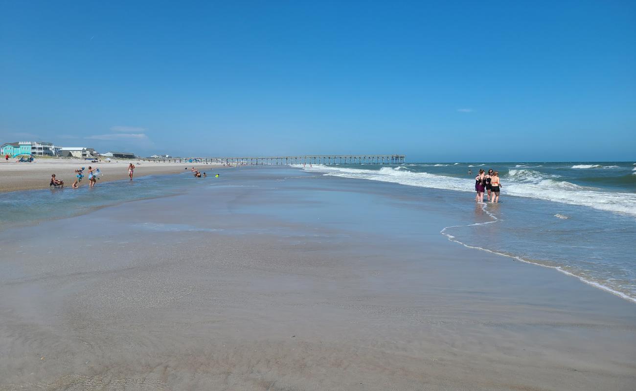 Photo de Topsail beach avec sable lumineux de surface