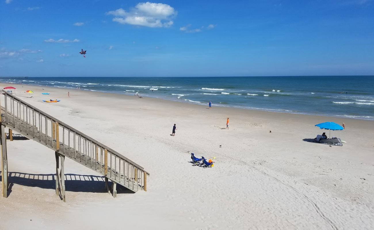 Photo de Surf City beach avec sable lumineux de surface