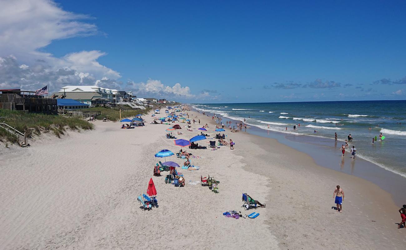 Photo de Surf City Pier avec sable lumineux de surface