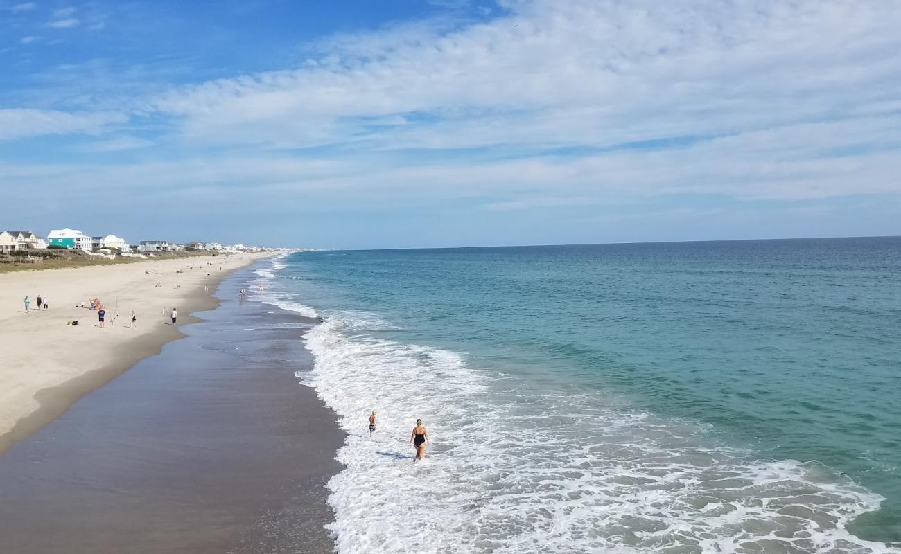 Photo de Emerald Isle beach avec sable lumineux de surface