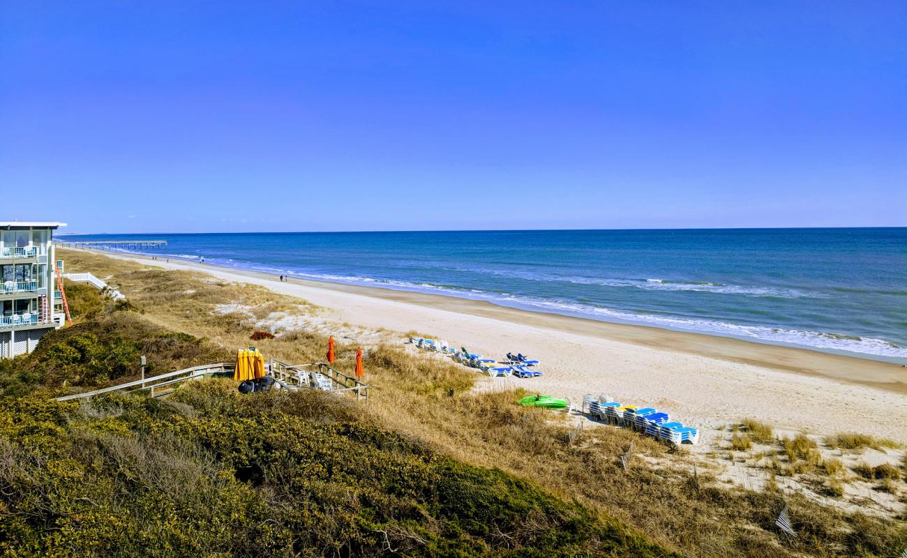 Photo de Pine Knoll Shores beach avec sable lumineux de surface