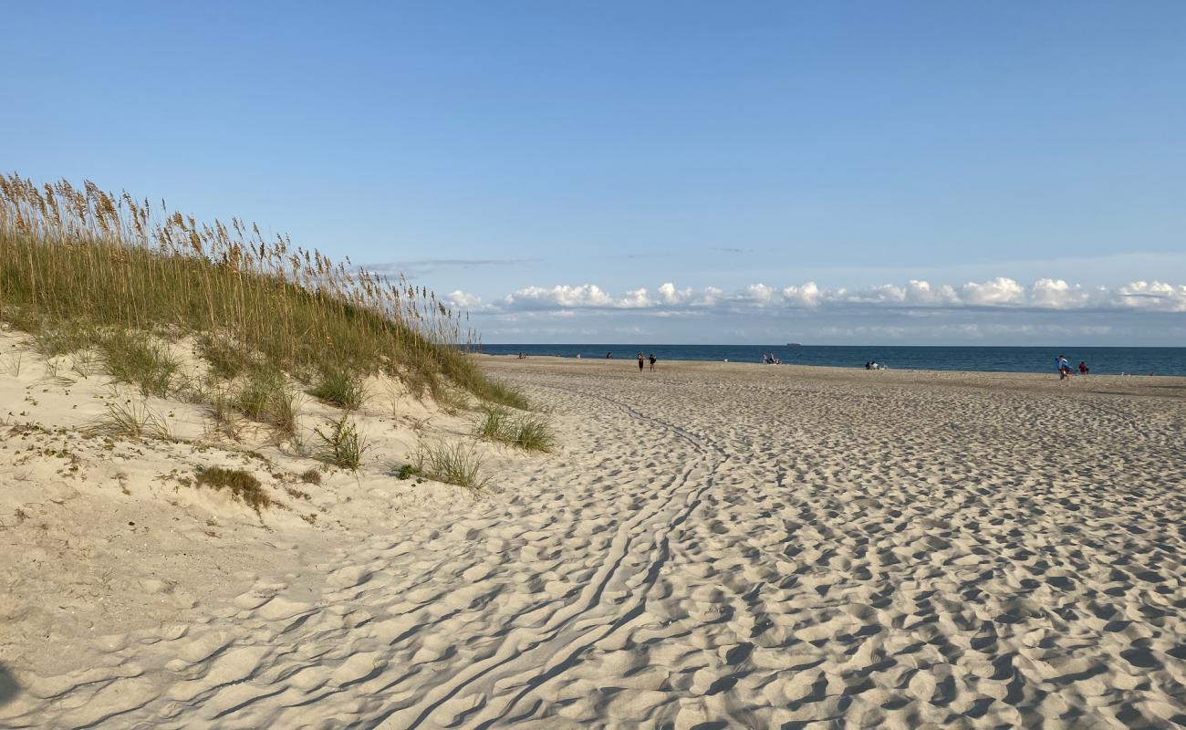 Photo de Atlantic beach avec sable lumineux de surface