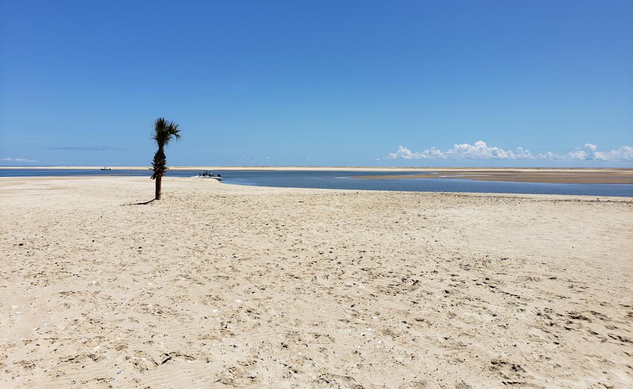 Photo de Cape Lookout beach avec sable lumineux de surface