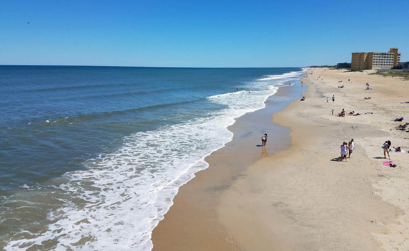 Photo de Jennette's Pier beach avec sable lumineux de surface