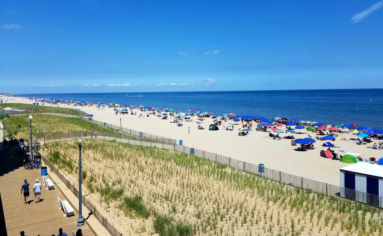 Photo de Rehoboth Beach avec sable beige de surface
