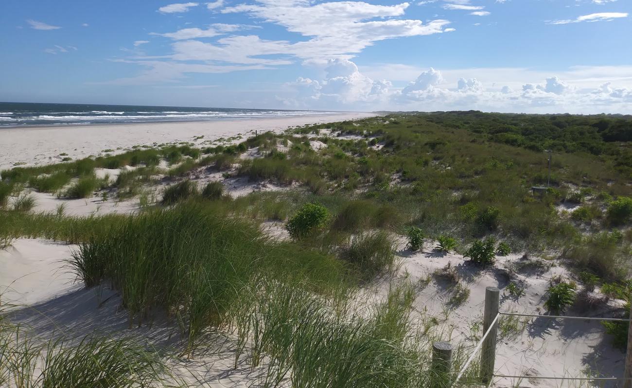 Photo de Two Mile Beach avec sable beige de surface