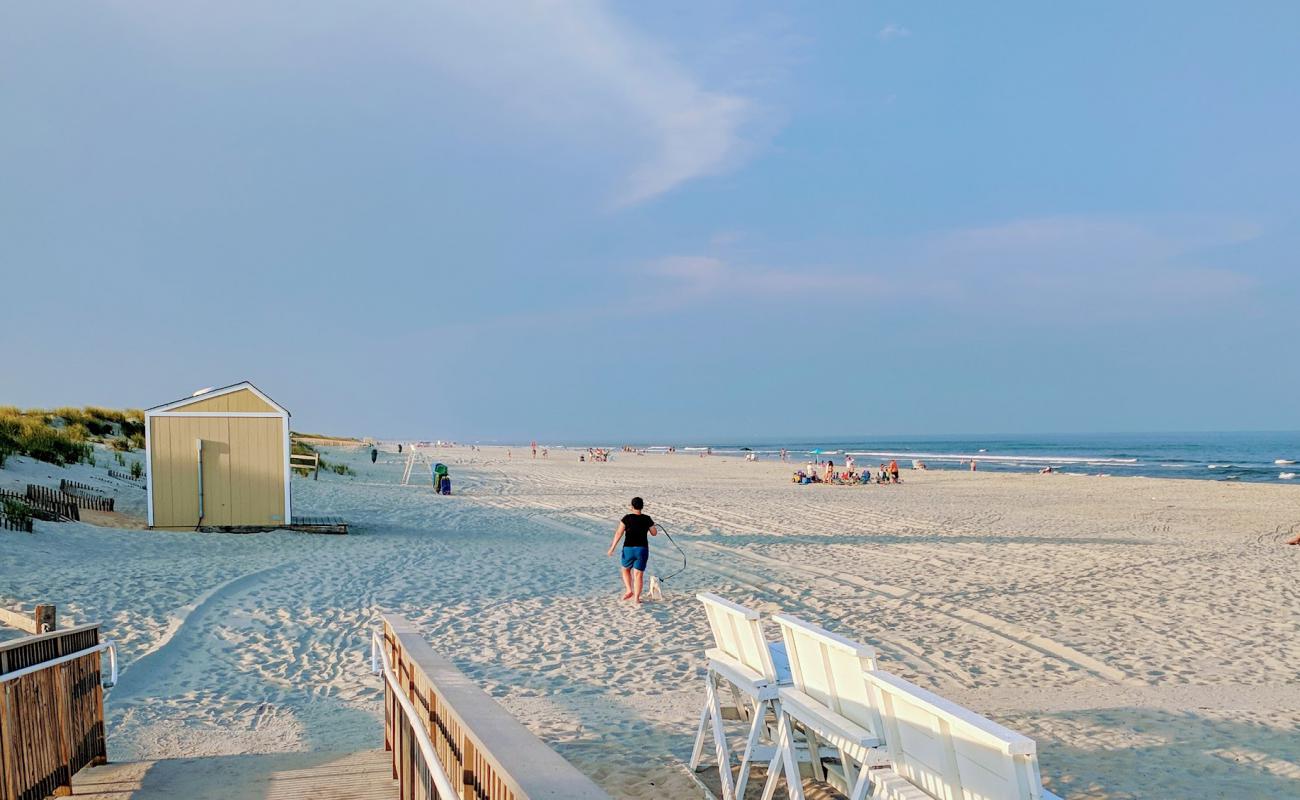 Photo de Stone Harbor Beach avec sable beige de surface