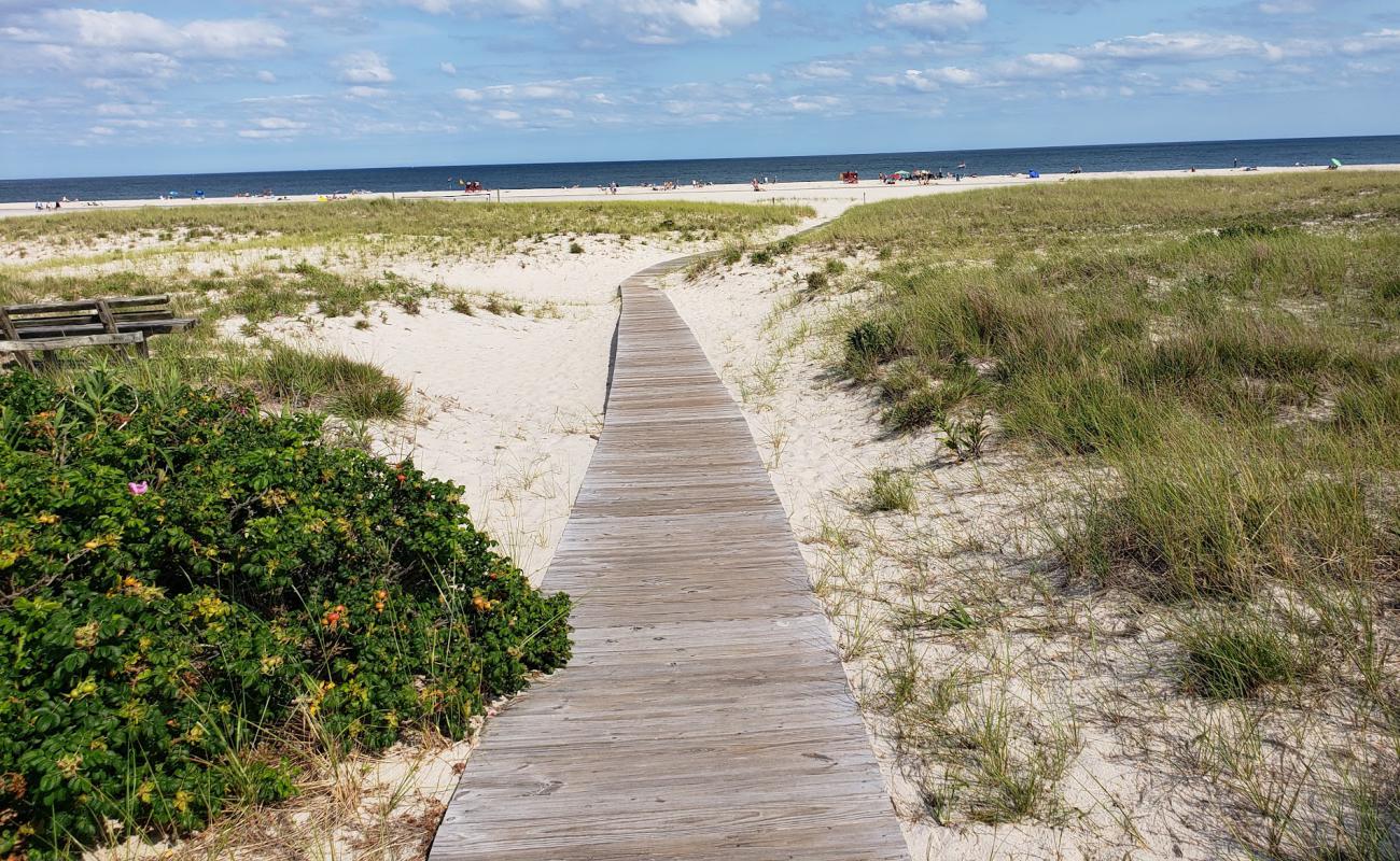 Photo de Atlantic Ocean Beachfront avec sable beige de surface
