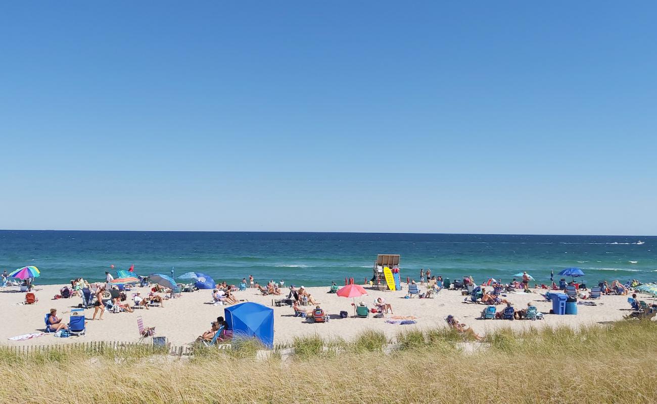 Photo de Brick Beach avec sable beige de surface