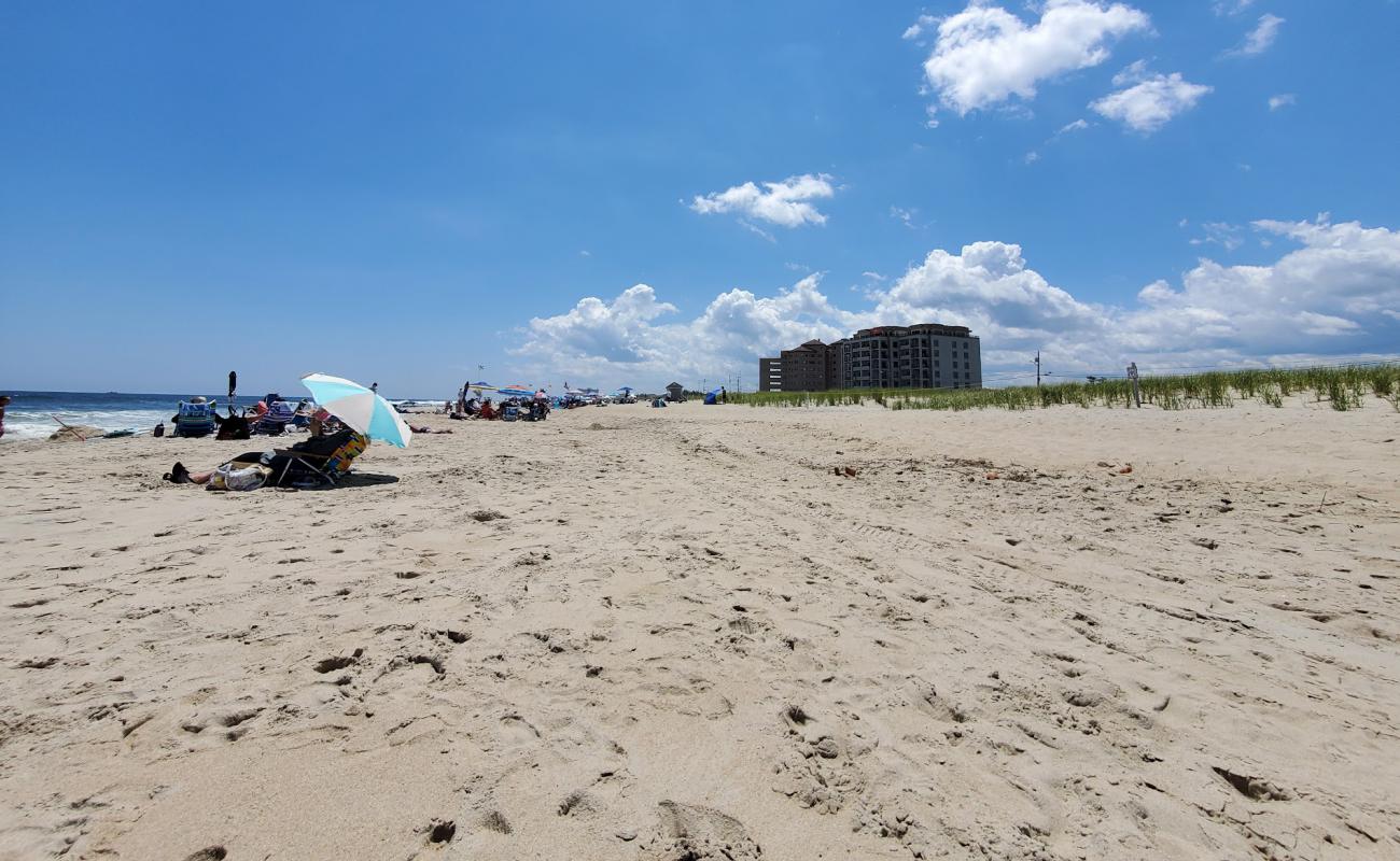 Photo de Monmouth Beach avec sable lumineux de surface