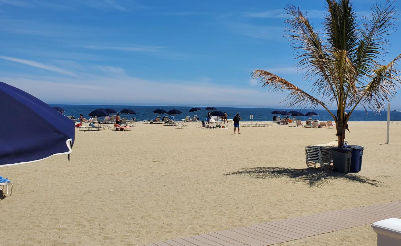 Photo de Edgewater Beach avec sable lumineux de surface