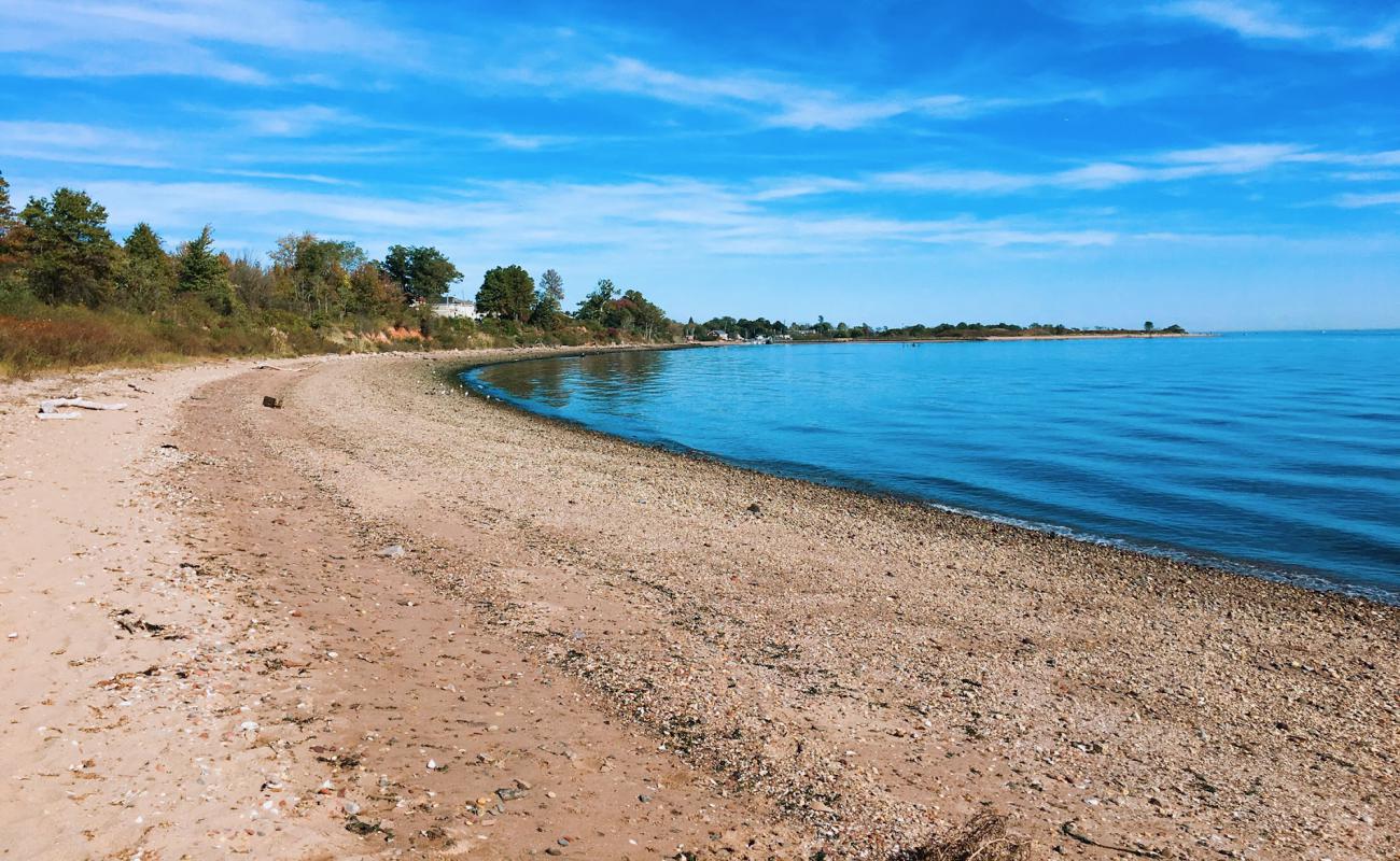 Photo de Mount Loretto Beach avec sable beige & galets de surface