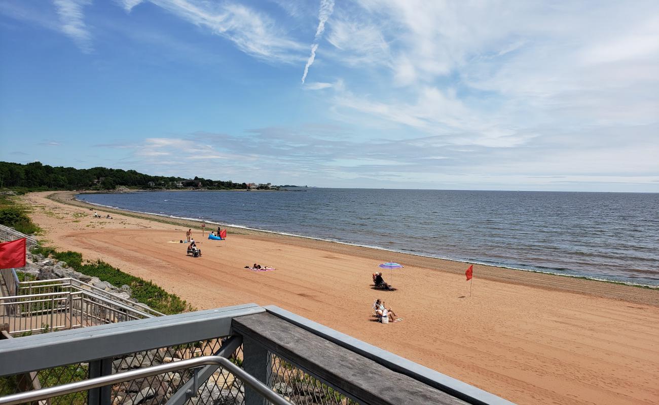 Photo de Wolfe's Pond Beach avec sable noir & galets de surface