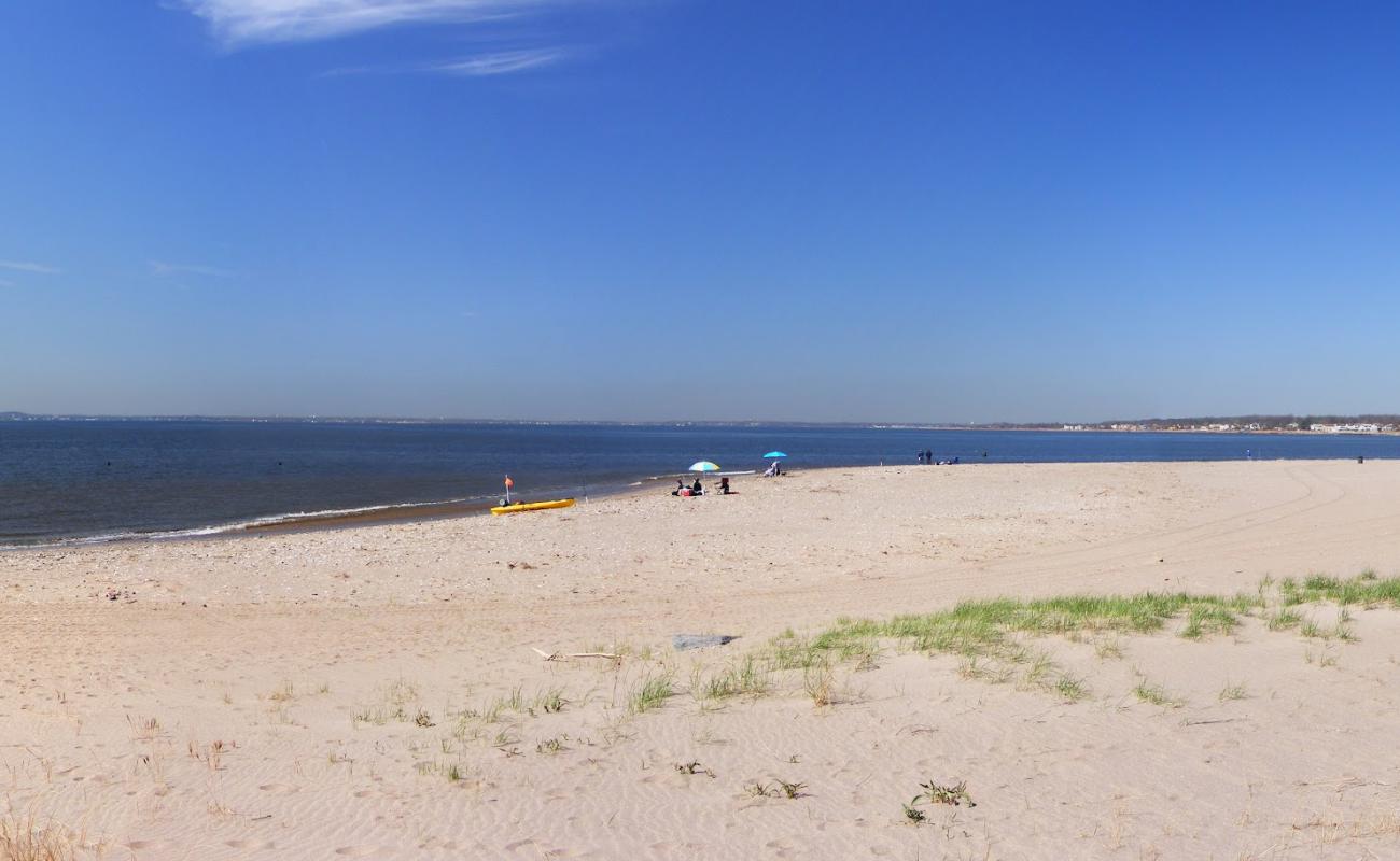 Photo de Great Kills Beach avec sable beige & galets de surface