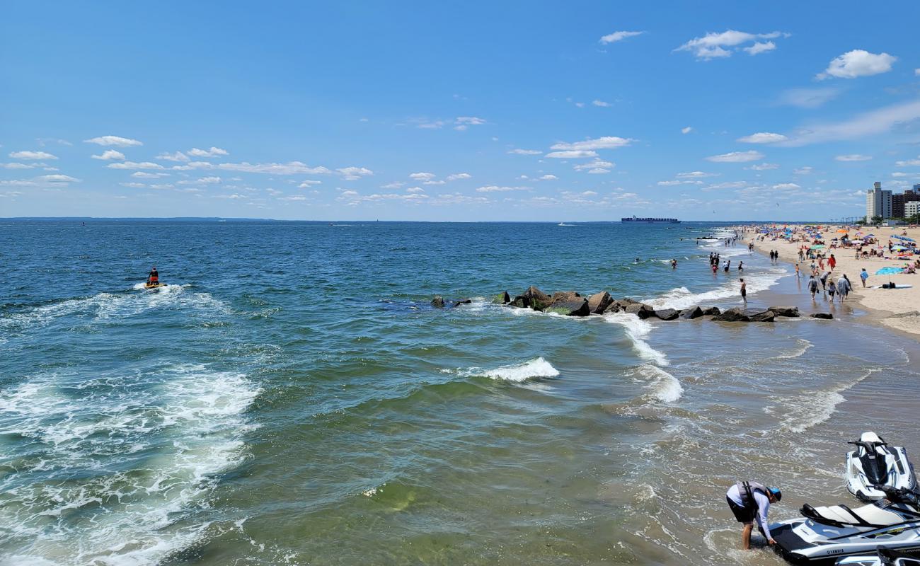 Photo de Coney Island Beach avec sable beige de surface