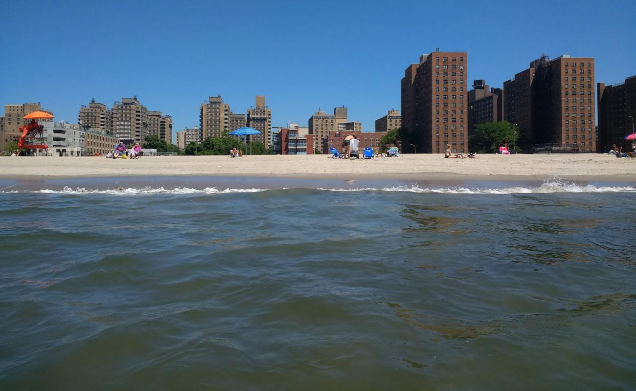 Photo de Brighton Beach avec sable beige de surface