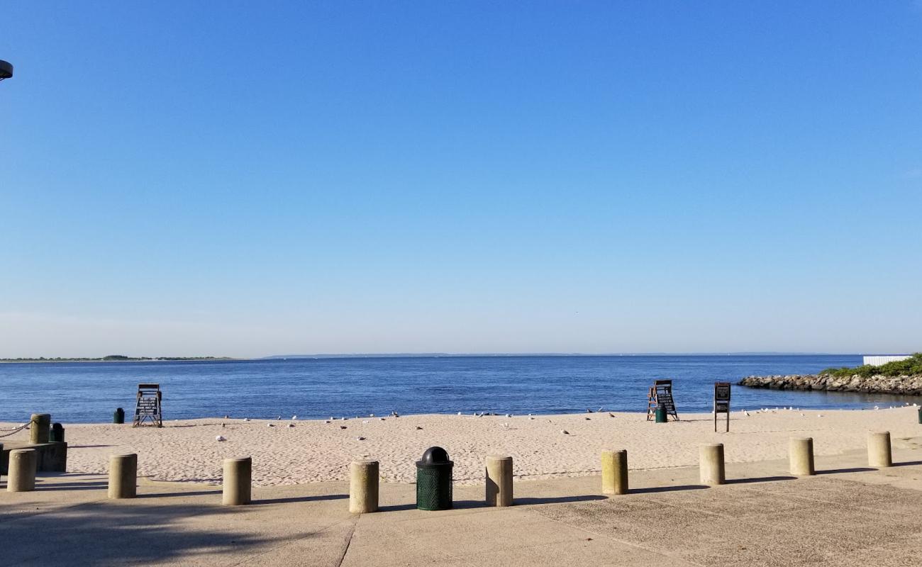 Photo de Kingsborough Beach avec sable beige de surface