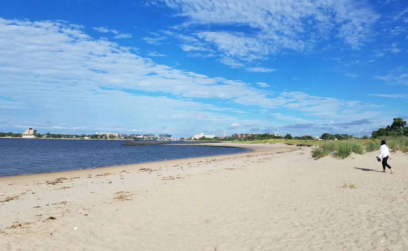 Photo de Plumb Beach avec sable lumineux de surface