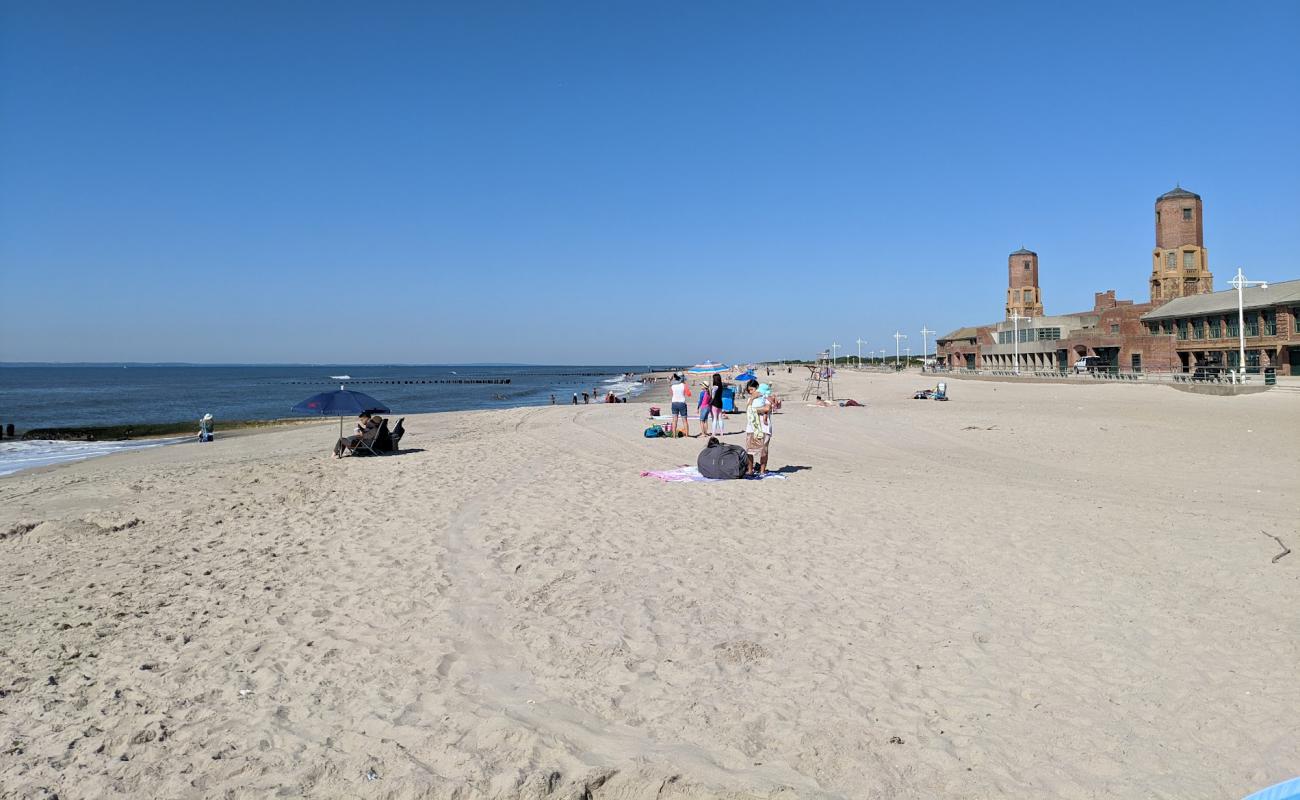 Photo de Jacob Riis Park Beach avec sable beige de surface