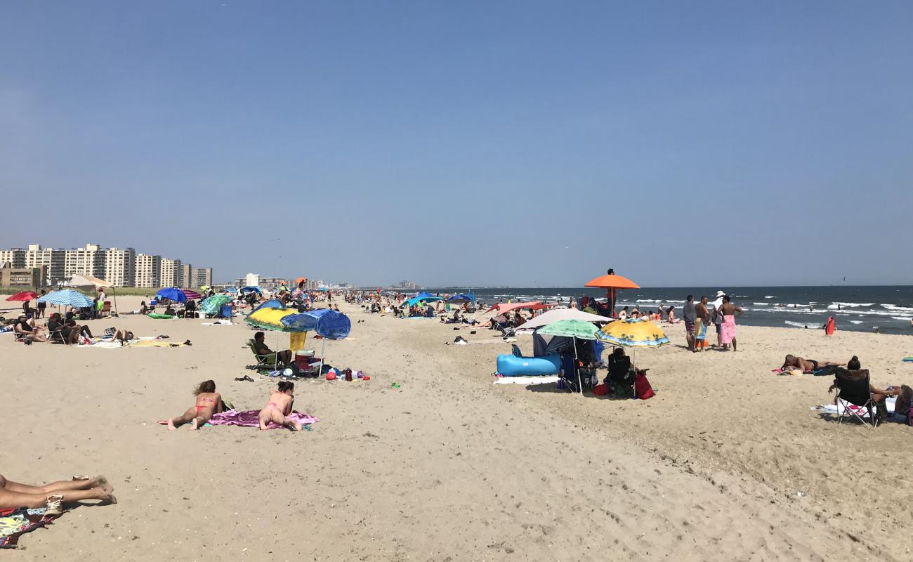 Photo de Rockaway Beach avec sable beige de surface