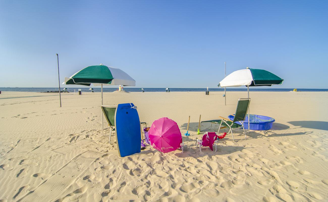 Photo de Atlantic Beach avec sable beige de surface