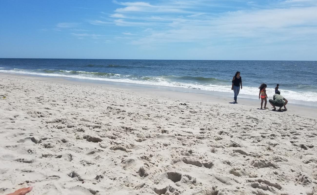Photo de Jones Beach avec sable beige de surface