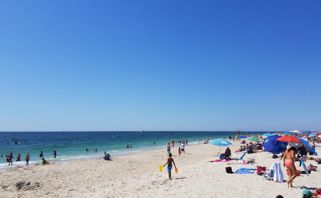 Photo de Robert Moses beach avec sable lumineux de surface