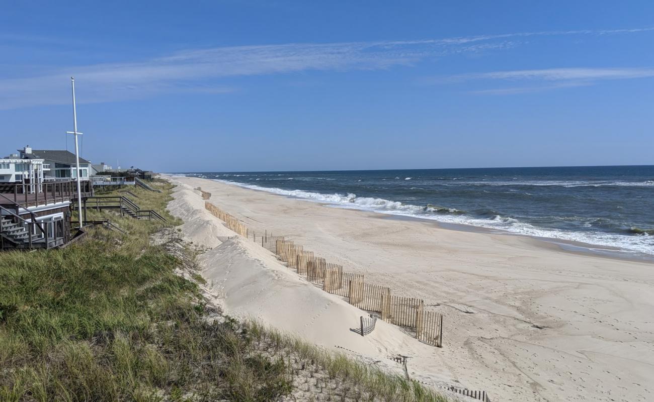 Photo de Quogue Village Beach avec sable lumineux de surface