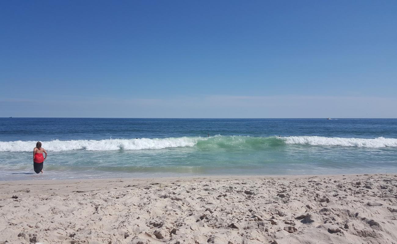 Photo de Tiana Beach avec sable lumineux de surface