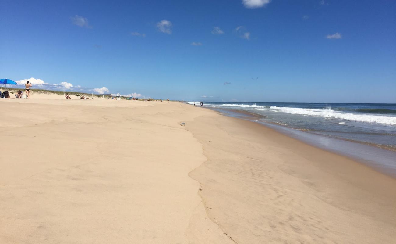 Photo de Two Mile Beach avec sable fin et lumineux de surface