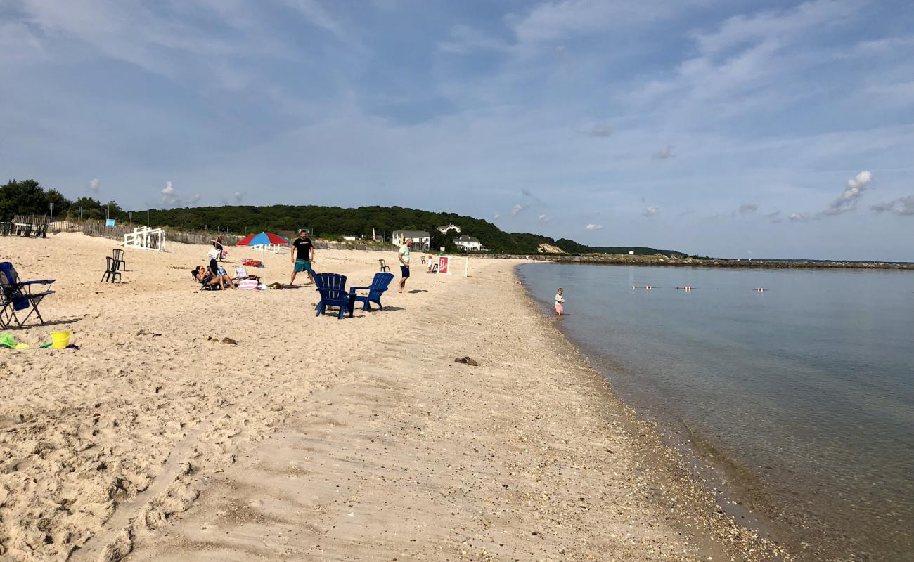 Photo de Meschutt Beach avec sable lumineux de surface