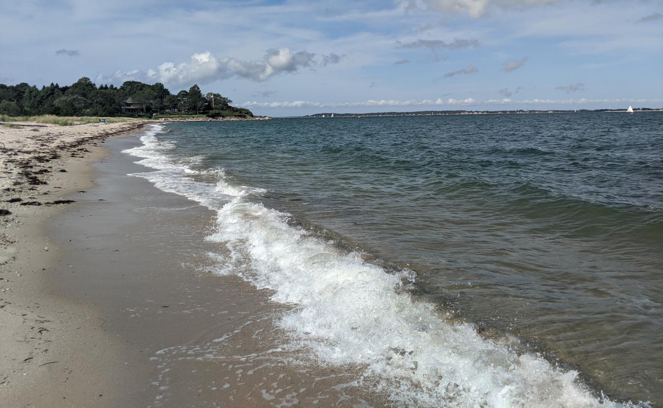 Photo de Menhaden Lane Beach avec sable beige de surface