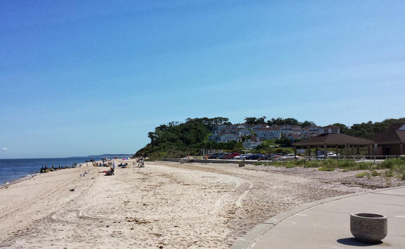 Photo de Iron Pier Beach avec sable clair avec caillou de surface