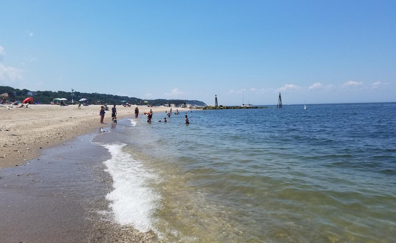 Photo de Cedar Beach avec sable beige & galets de surface