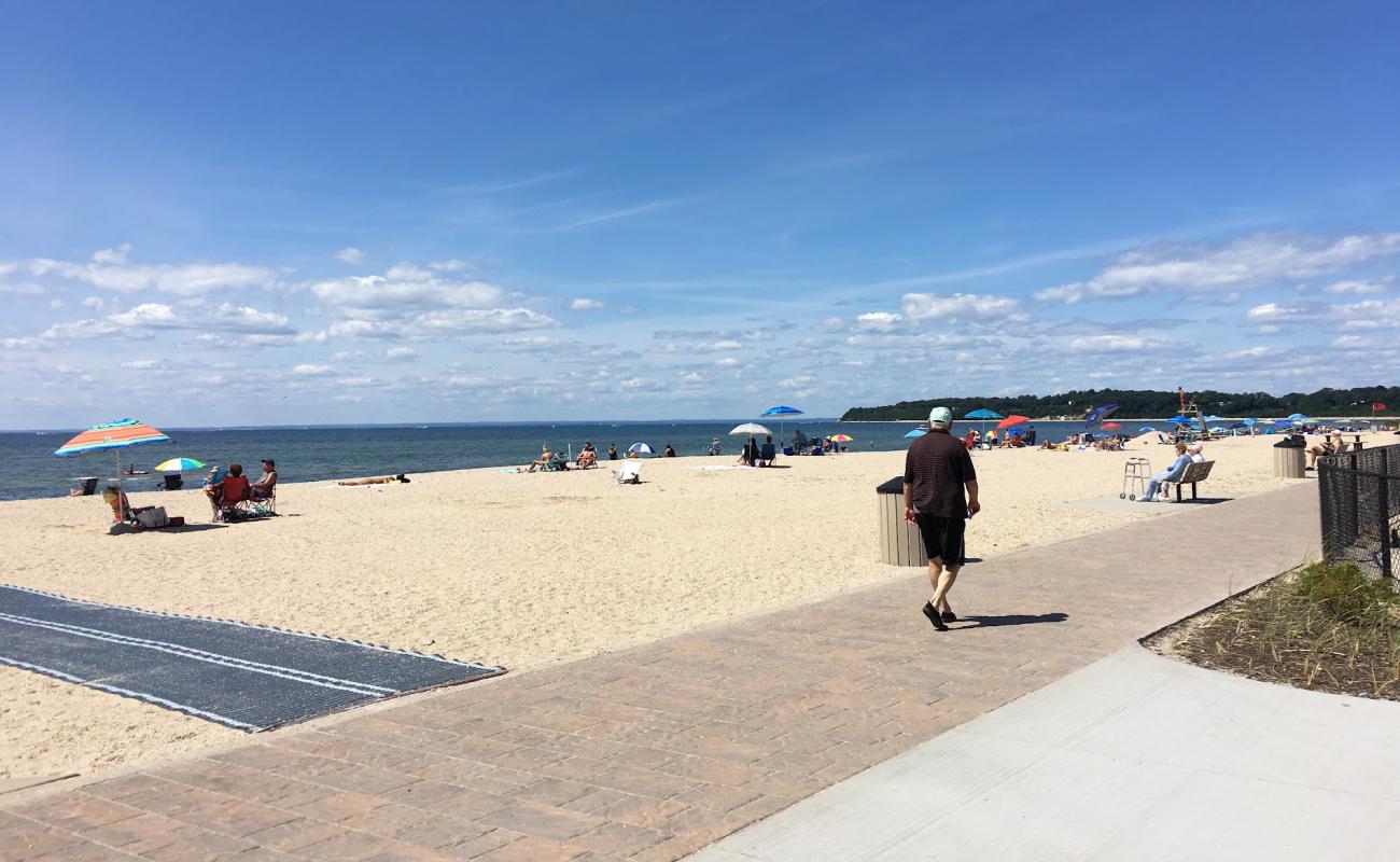 Photo de West Meadow Beach avec petits galets beige de surface