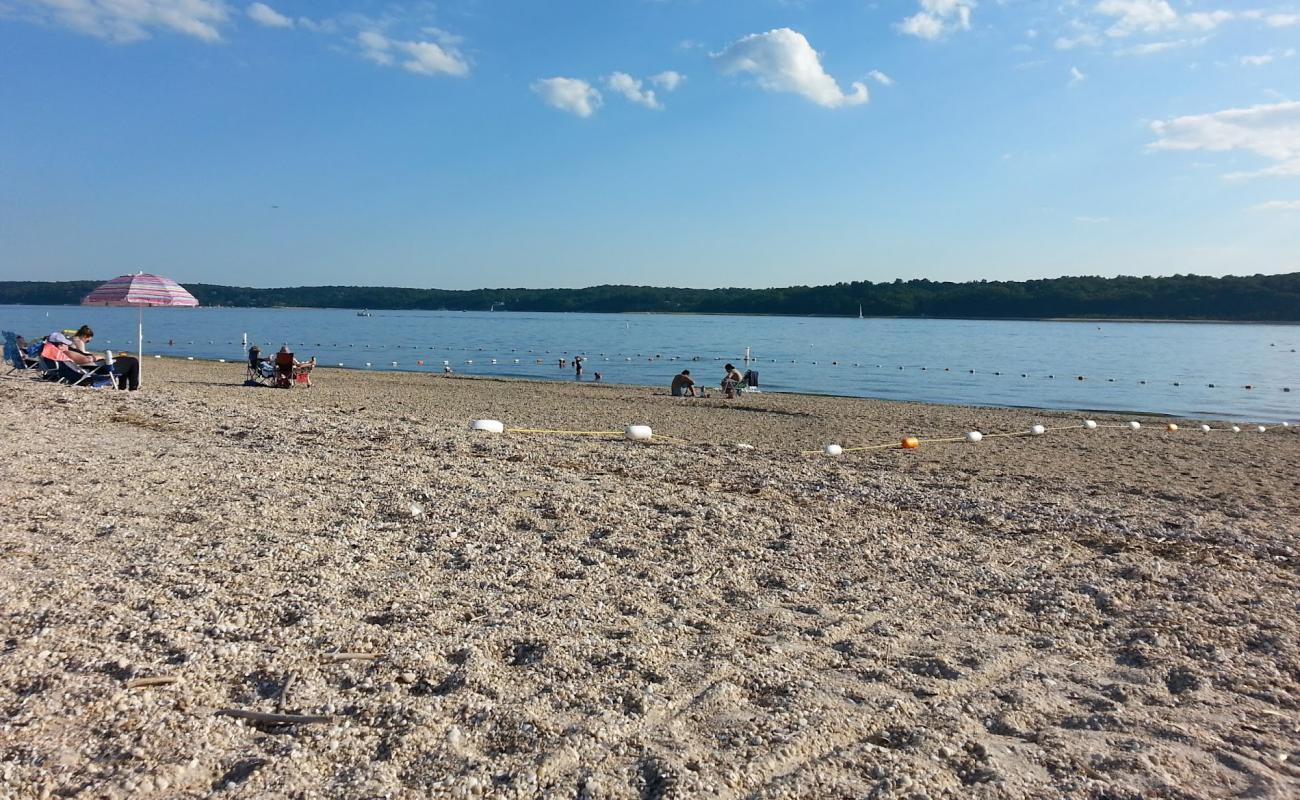 Photo de West Neck Beach avec petits galets beige de surface