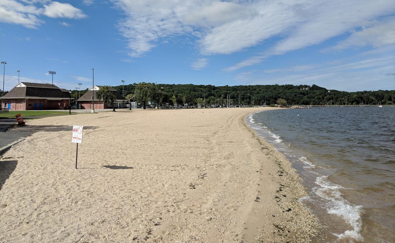 Photo de Roosevelt Beach avec sable clair avec caillou de surface