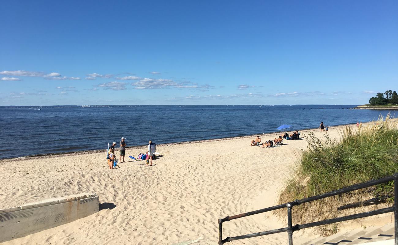 Photo de Centre Island Beach avec sable lumineux de surface