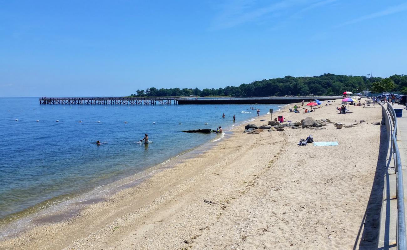 Photo de Pryibil Beach avec petits galets beige de surface