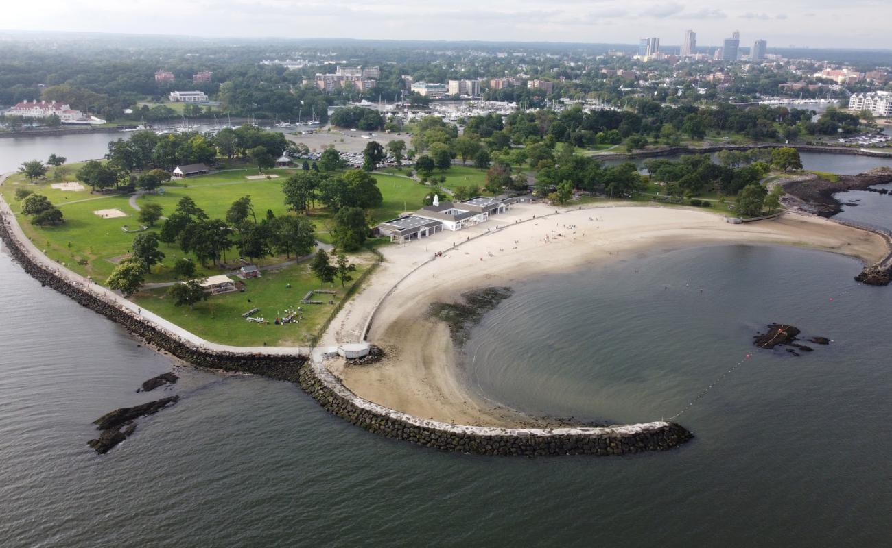 Photo de Glen Island Beach avec sable lumineux de surface